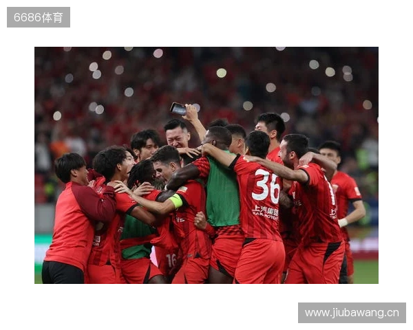 三连冠!上海海港加冕2025赛季中超冠军,摘下队史中超第四星 三连冠!上海海港加冕2025赛季中超冠军,摘下队史中超第四星